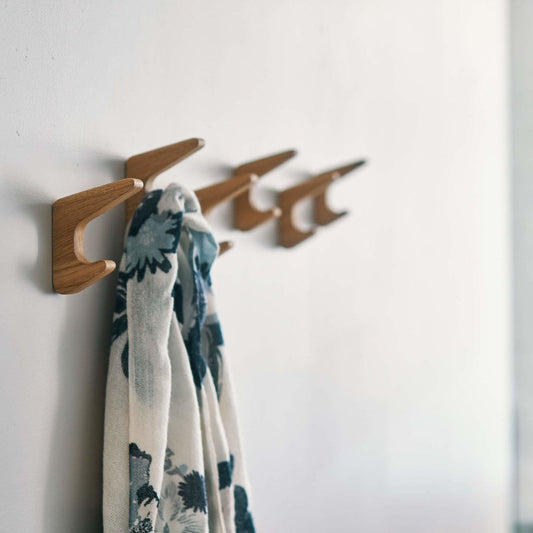 DEMO: Raitis - knage i træ • Lyst, massivt egetræ • 2 stk. - PureTime