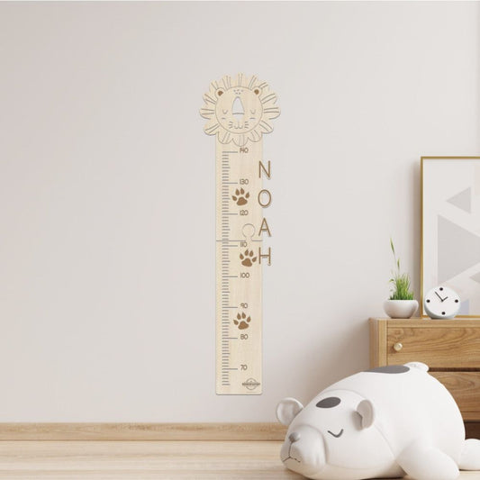 Højdemåler i træ med navn • Løve • Fremstillet i Danmark - PureTime