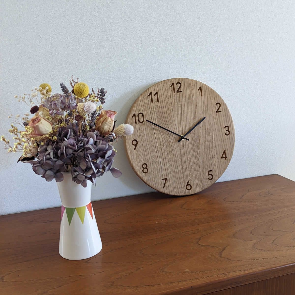 Karlebo - vægur i træ - Vægur med tal - PureTime