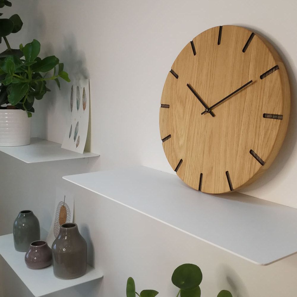 Lohals - vægur i træ - Lyst egetræ med mørke udskæringer - PureTime