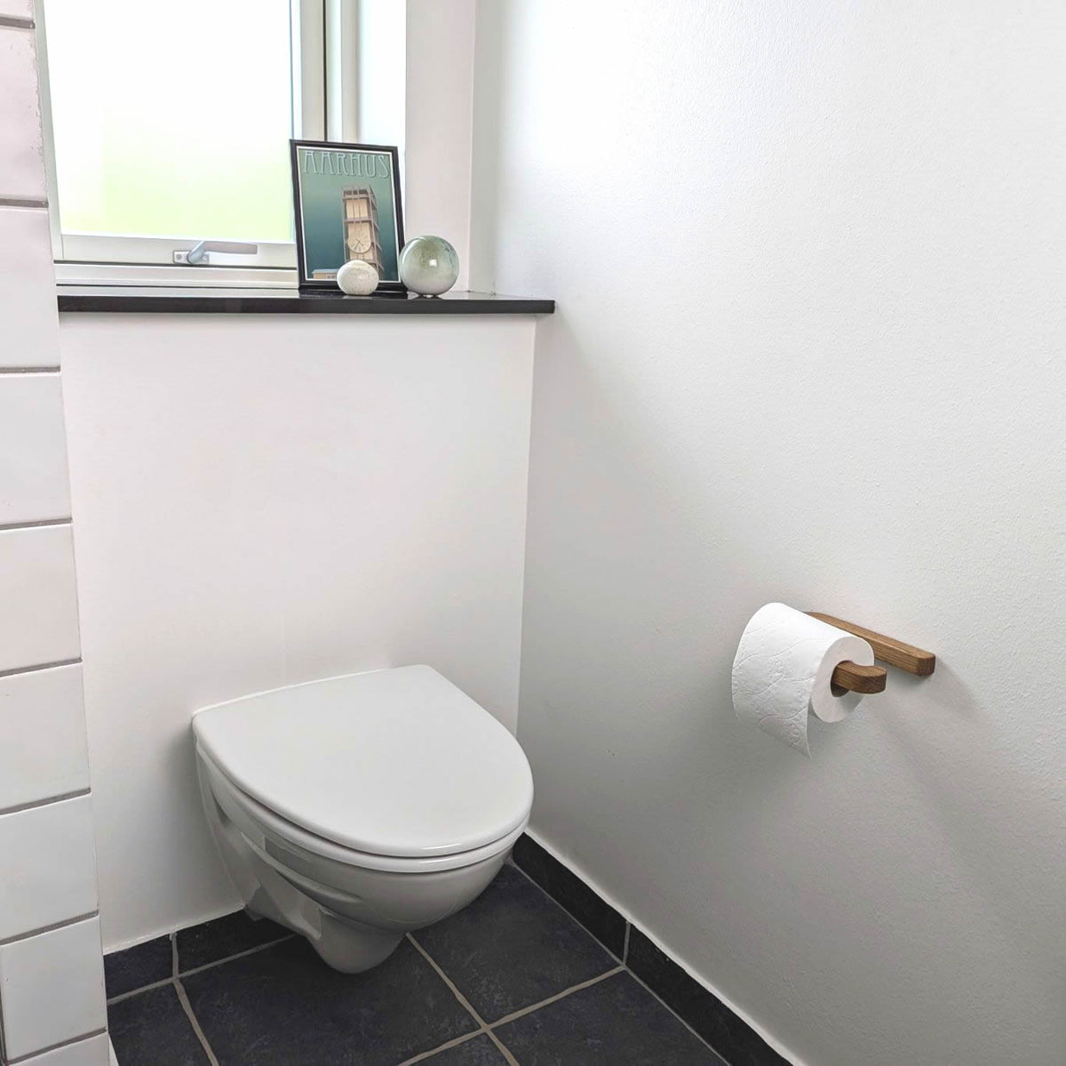 Hvidkilde - toiletrulleholder i træ - mørk - toiletpapirholder