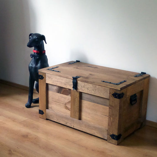 Rustik trækiste med synlige beslag og gasfjeder - Mørk