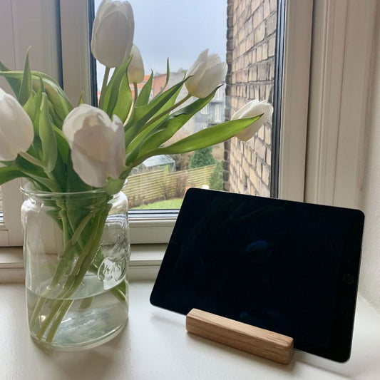 Ollerup - ipadholder / mobilholder i træ - Lyst egetræ - PureTime