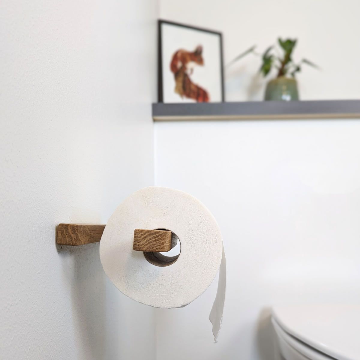 Hvidkilde - toiletrulleholder i træ - toiletpapirholder - PureTime