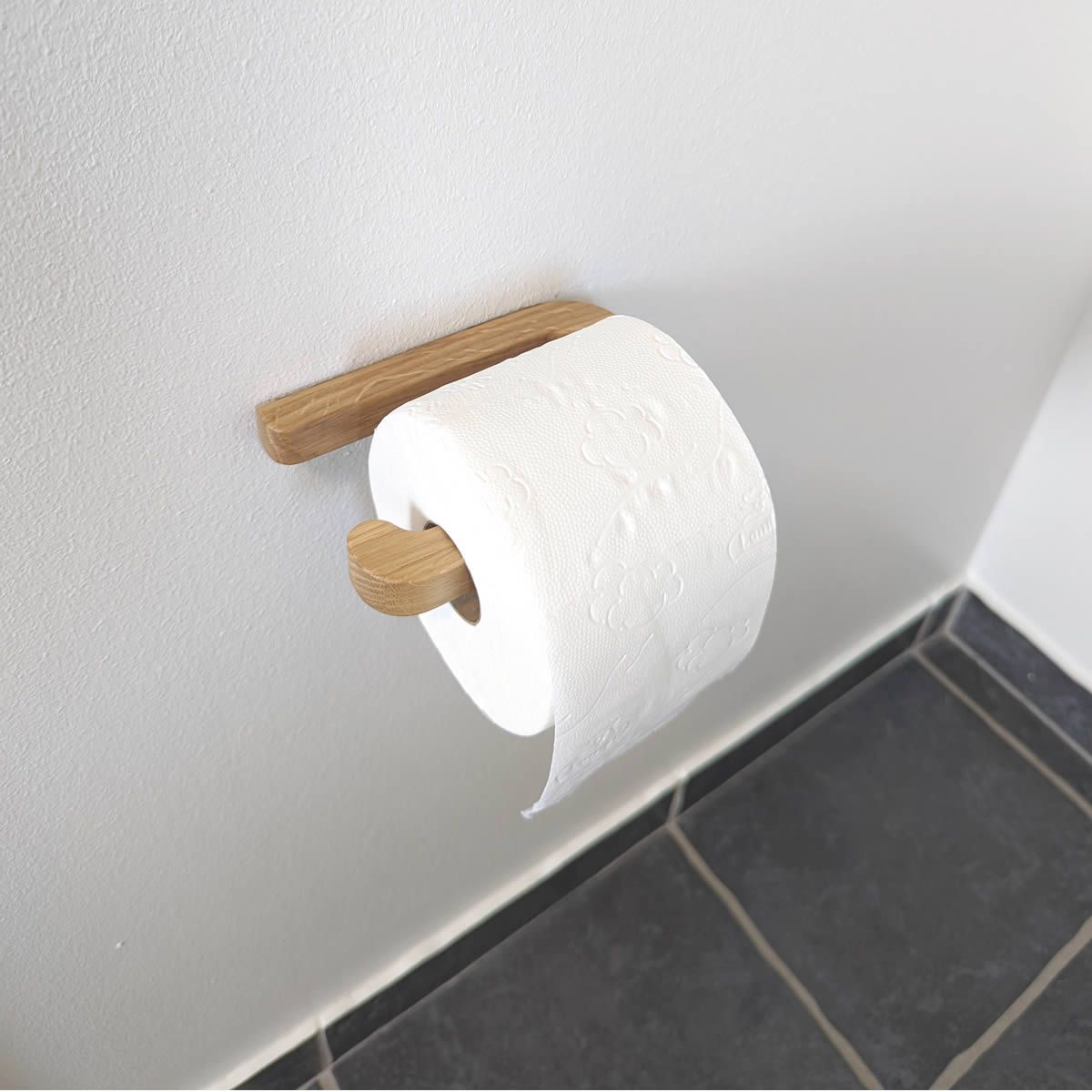 Hvidkilde - toiletrulleholder i træ - toiletpapirholder - PureTime