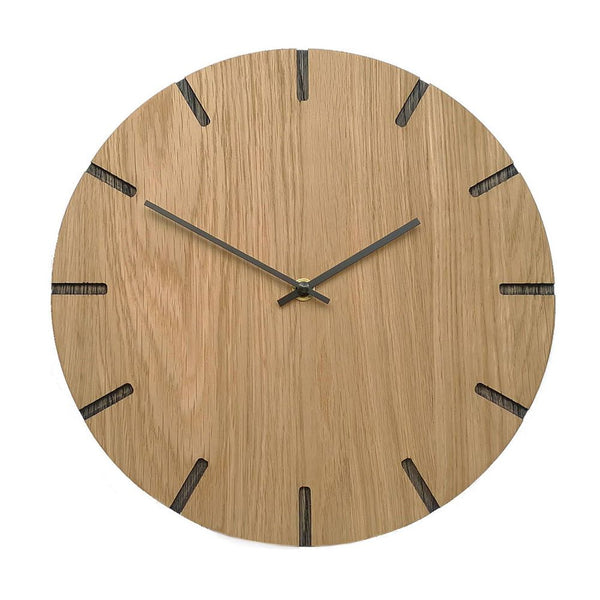 Lohals - vægur i træ - Vægur med udskæringer