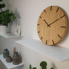 Lohals - vægur i træ - Lyst egetræ med mørke udskæringer - PureTime