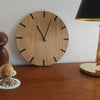 Lohals - vægur i træ - Lyst egetræ med mørke udskæringer - PureTime