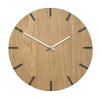 Lohals - vægur i træ - Lyst egetræ med mørke udskæringer - PureTime