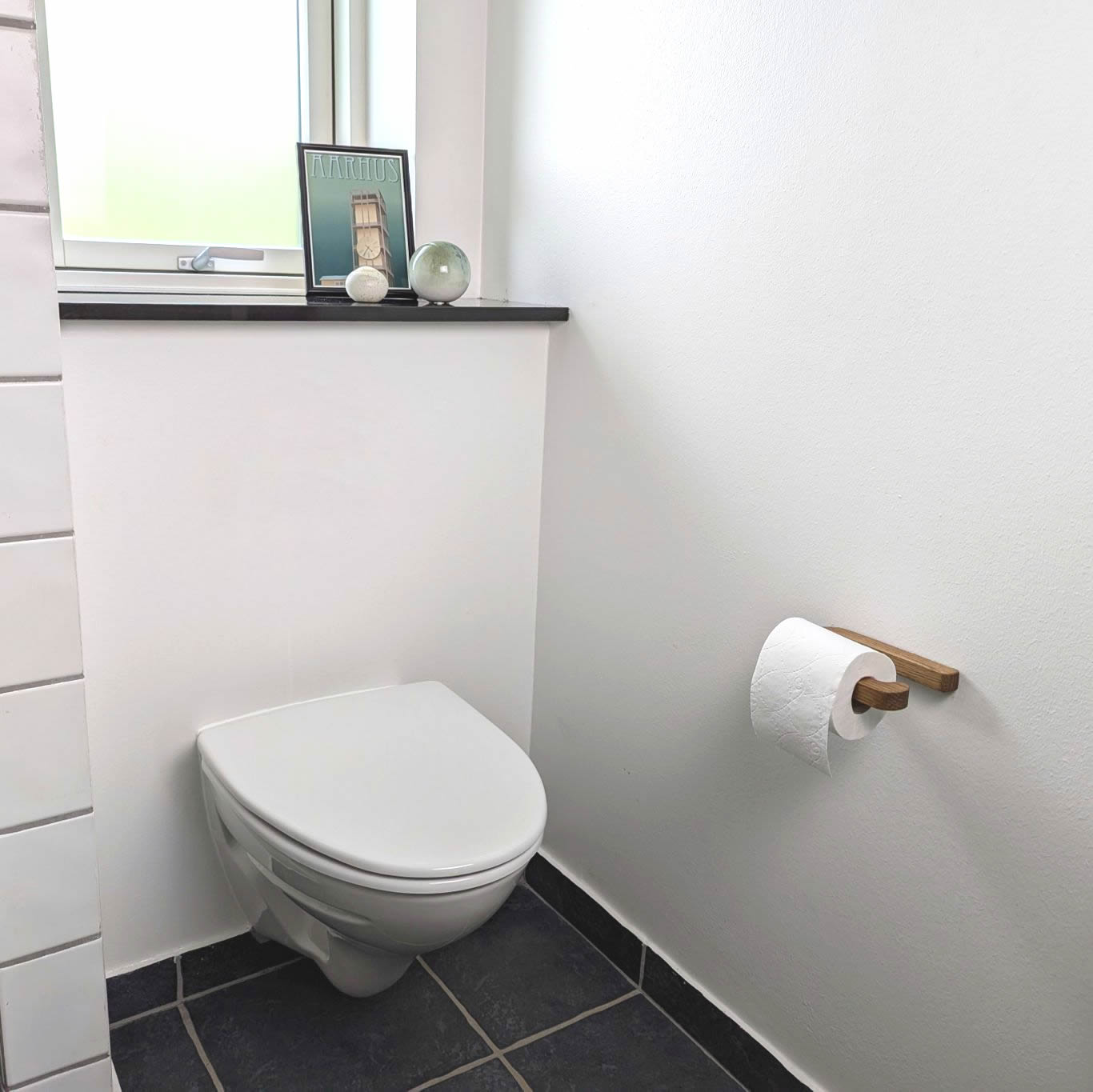 Hvidkilde - toiletrulleholder i træ - mørkt egetræ - toiletpapirholder