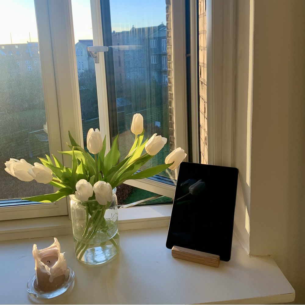 Ollerup - ipadholder / mobilholder i træ - Lyst egetræ - PureTime