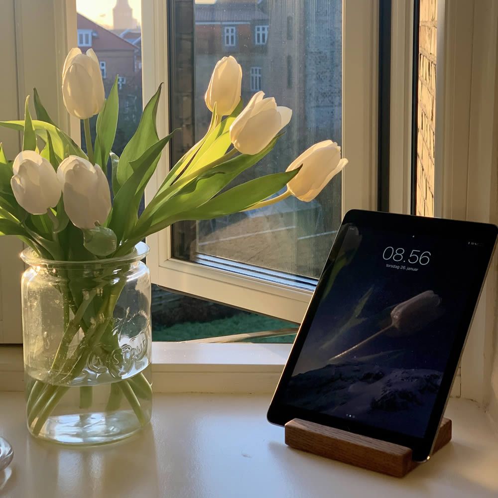 Ollerup - ipadholder / mobilholder i træ - Mørkt egetræ - PureTime