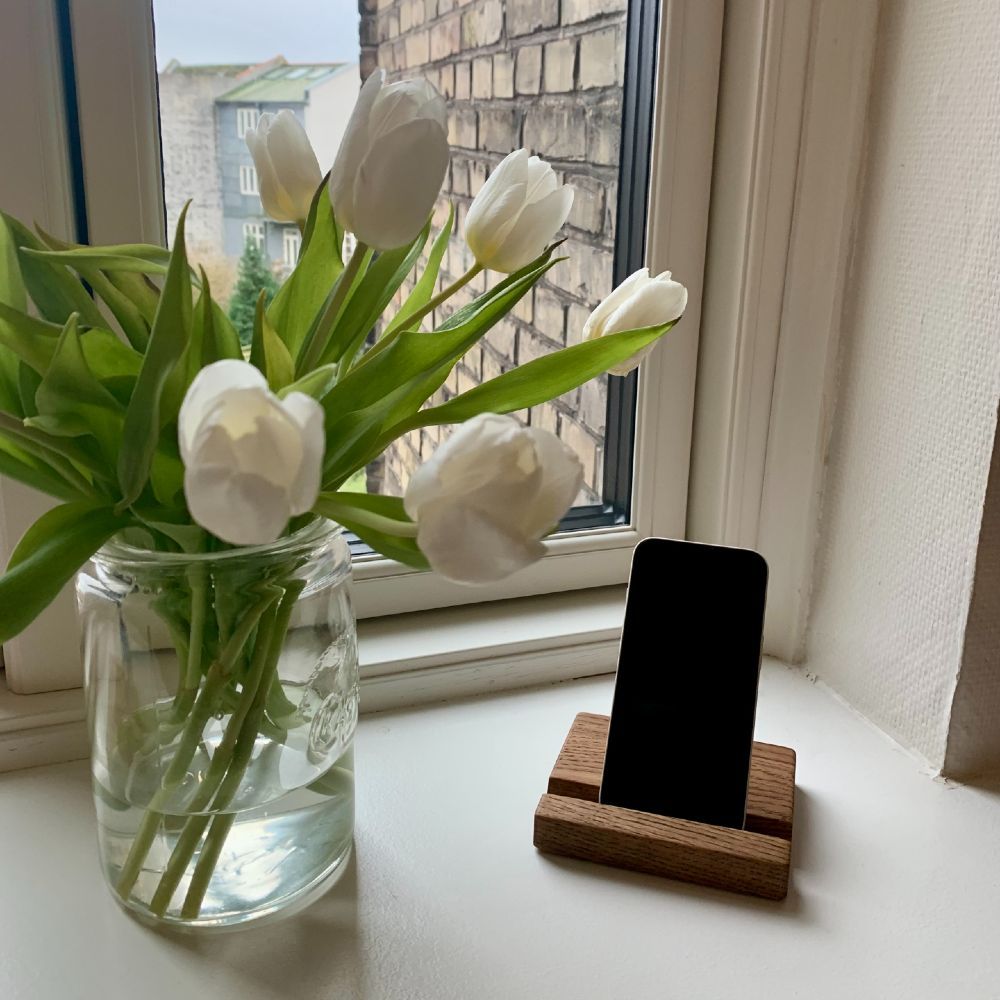 Ollerup - ipadholder / mobilholder i træ - Mørkt egetræ - PureTime