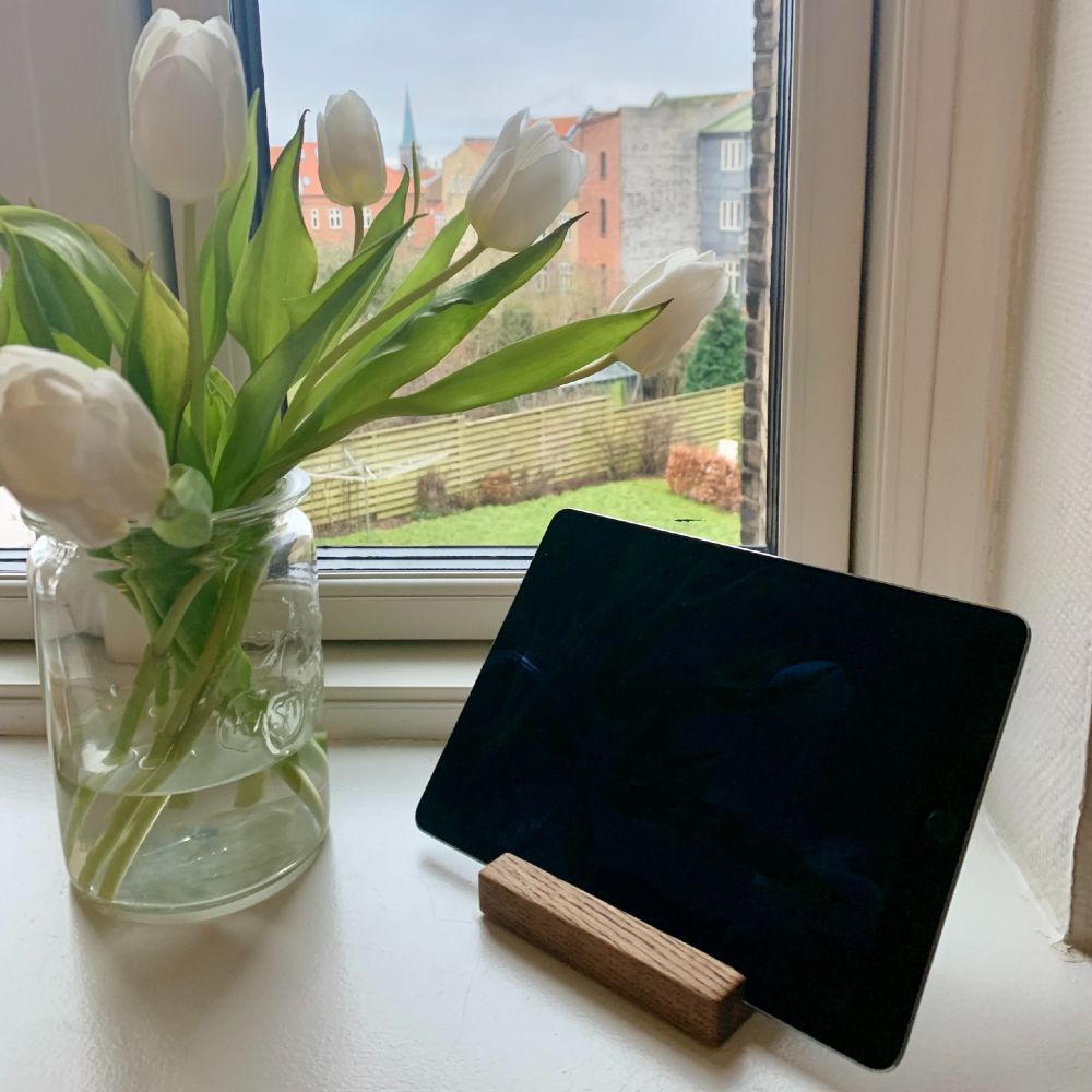 Ollerup - ipadholder / mobilholder i træ - Mørkt egetræ - PureTime