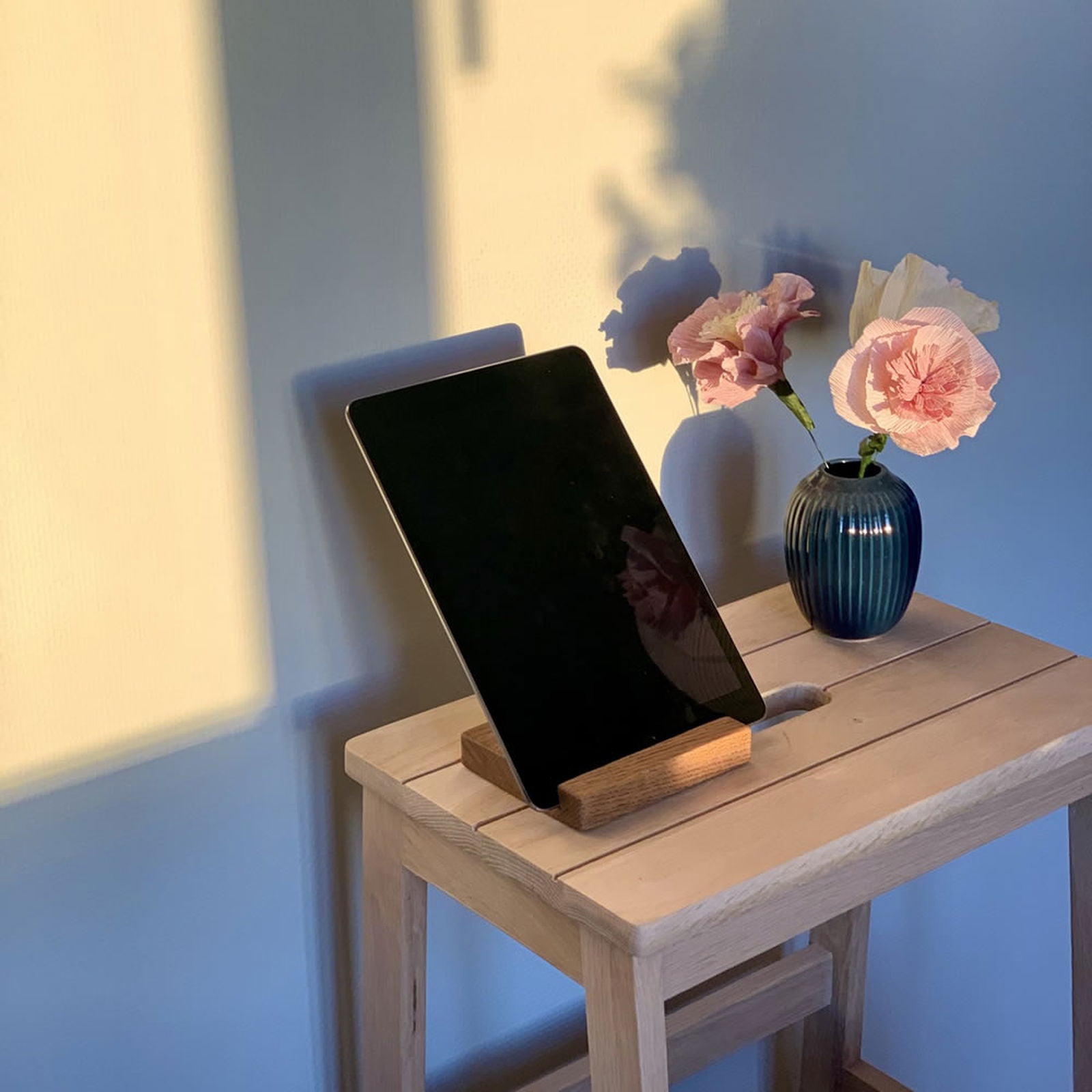 Ollerup - ipadholder / mobilholder i træ - Mørkt egetræ - PureTime