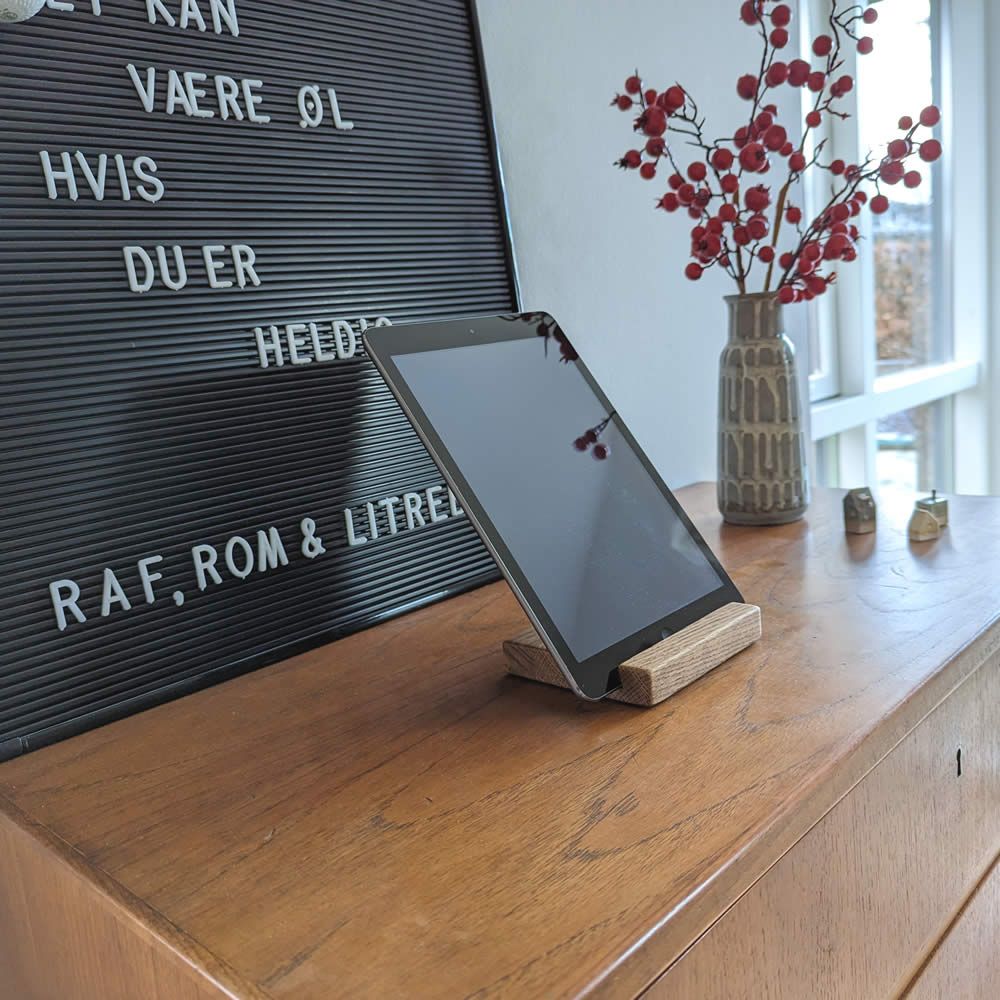 Ollerup - ipadholder / mobilholder i træ - Mørkt egetræ - PureTime